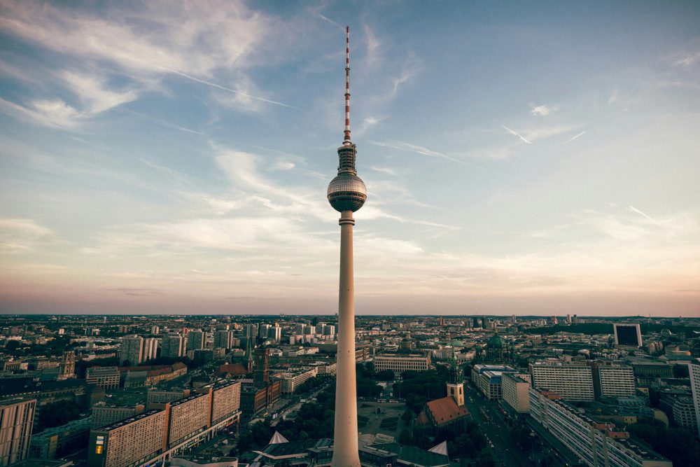 claudio-schwarz-unsplash-berlin-club
